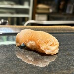 鮨と肴 鵙 - 北寄貝 
      少し 火入れされたことで 甘さが引き出されます