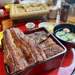 炭焼 うな富士 - ハミ出しとるやん