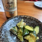 炭焼 うな富士 - 瓶ビールと旨い胡瓜の浅漬け