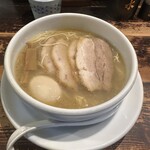 ラーメン専門店 徳川町 如水 - 塩ラ一メン（透き通ったス一プ、雑味がなく天然素材の旨みがある。麺は小麦の香りがする細/ストレート。トッピングはチャシュー、メンマと追加した煮卵。）