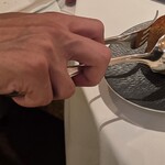 レ セゾン - パンのサービスはフォーク＆スプーンで掴むオールドスタイルです。