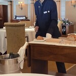 レ セゾン - パンはテーブル目の前でカットします。