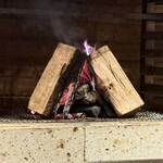 銀座 炎 田むら - カウンターから眺める薪の炎。