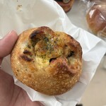 イロハベーカリー - オリーブとツナのパン