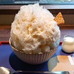 三日月氷菓店 - 淡いベージュ色した白ごまのシロップと白ごまがかかっていて、白玉、三角の白ごま煎餅が添えられている～!!