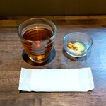 三日月氷菓店 - 最初に出てきた熱いお茶とお菓子〜!!( ^o^)ﾉ