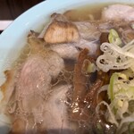 新橋ニューともちんラーメン 川崎駅前店 - いと光る脂
