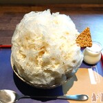 三日月氷菓店 - 氷を絡めて食べると、白ごまの香ばしさと優しい甘さが感じられ、氷の口溶けの良さはいつもの通り絶品～!!( ^o^)ﾉ 