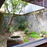 三日月氷菓店 - カウンター席から見える坪庭～!!( ^o^)ﾉ