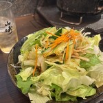 焼肉 きん肉屋 練馬 - チョレギサラダ。梅酒のソーダ割りの量は少なめだったから、お酒を楽しむより肉に全集中のがいいかもしれない。