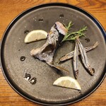 cafe むぎ - 夕食・魚のカマの塩焼きとキビナゴの素揚げ