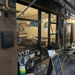 PIZZA BORSA - お店外観（夕暮れとオレンジ色のライトがいい味出てる）