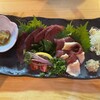 居酒屋 こいこい - 意外な事に長野は馬肉も有名らしく馬刺しを頼みました。左からニンニク醤油漬け真ん中は馬刺しもも肉で白いのはタテガミ、あしらいに若布、大葉、貝割れ、葱、生姜など、一皿一人前で癖もなく美味しく頂きました。
