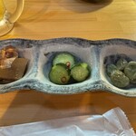 居酒屋 こいこい - こちらは最初に出る突き出し３種盛りです。左から茄子の煮浸し？真ん中はきゅうりの浅漬け、右はそら豆のペペロンチーノ風だったと思います。皮が付いたままなので剥かないと食べれなく美味しいけど手間でした。