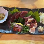 居酒屋 こいこい - 意外な事に長野は馬肉も有名らしく馬刺しを頼みました。左からニンニク醤油漬け真ん中は馬刺しもも肉で白いのはタテガミ、あしらいに若布、大葉、貝割れ、葱、生姜など、一皿一人前で癖もなく美味しく頂きました。