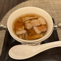 中国料理 「王朝」 ヒルトン東京ベイ - きのこと白金豚バラ肉のスープ
