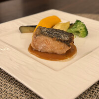 中国料理 「王朝」 ヒルトン東京ベイ - 秋鮭のグリル 香菜香るバター醤油ソース