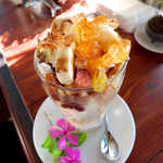 バナナにグレフル、キウイにマンゴー、ブルーベリーソースにチョコソース