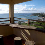 アイスクリンカフェ アーク - 伊江島をバックに、申し分のないパノラマが広がる。2014、最後の夏