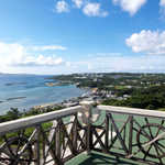 アイスクリンカフェ アーク - 屋上から北西方向の眺め。ぴょこんと飛び出ているのが、伊江島です。さとうきびから国産ラムを作っています