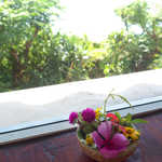 アイスクリンカフェ アーク - カウンターには小花