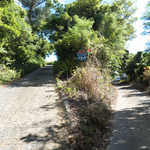 アイスクリンカフェ アーク - 名護方面からの最短ルートは、右手の山道を上がってくることになる