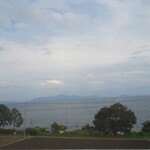 るぅた - (参考)JR湖西線、車窓からの眺め。琵琶湖に対岸まで見えます。