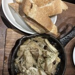 シーフードスタンド パチョレック ハナタレ - 牡蠣とキノコのアヒージョ