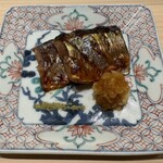 鮨 ゆうき - 肝醤油に漬け込んで焼いた秋刀魚 粉山椒とおろし　◎