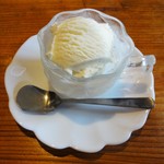 カントリーキッチン - ランチタイムのオムノッケとセットの食後のアイスクリームです。色は白いイメージであっさりしたお味を想像していました。実はとてもクリーミーでした。とても美味しいです。