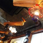 カントリーキッチン - らんぷに電球を組み込んだ照明がカントリーなお店の雰囲気にマッチしています。