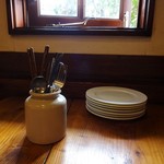 カントリーキッチン - 窓から射し込む柔らかな光が食事をいっそう引き立ててくれます。