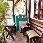 カントリーキッチン - 店内は完全禁煙です。煙草の方はお店入口横のこちらのスペースでどうぞ・・・。