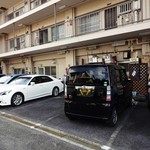 カントリーキッチン - お店の裏側の駐車スペース3台分。この他にも1台程度の駐車場があります。駐車スペースは狭めなので、なるべく小さい車でみえることをお勧めします。