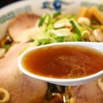 旭川ら～めん むら山 - 正油野菜ちゃ～しゅ～めん（スープ）