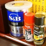 旭川ら～めん むら山 - ホワイトペッパー、一味、ブラックペッパー