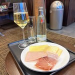 Japan Airlines First Class Lounge - ハムチーズ
