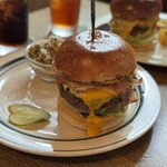 ザ・コーナー ハンバーガー＆サルーン - 