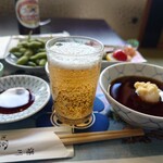 深川 冨士見 - 各自で瓶ビールを注いで、乾杯を待つ。