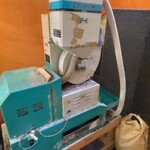 手打ち蕎麦処 なごみ - 蕎麦殻を取る機械が入り口付近に