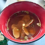 深川 冨士見 - 深川めしのあさりのお吸い物。女将さんから「あさりを取り出してごはんに載せて、貝殻はガラ入れに捨てて下さい」と案内される。