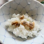深川 冨士見 - ごはんに貝殻から取り出したあさりを載せて、このあとお吸い物を掛ける。