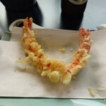 深川 冨士見 - 揚げたての天ぷら、海老2本。