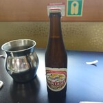 深川 冨士見 - 各席には飲み放題の瓶ビールが用意されていた。瓶ビールのとなりはガラ入れ。