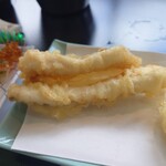 深川 冨士見 - 揚げたての天ぷら、穴子。穴子は塩でお召し上がり下さい、と案内される。