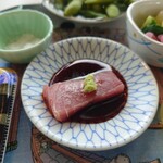 深川 冨士見 - 女将さんからの案内どおりにお造り、鮪の赤身から頂戴する。