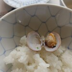 深川 冨士見 - ごはんにあさりの身を取り出し、貝殻はガラ入れに捨てる。