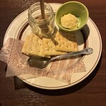 Cafe&Dining ballo ballo 渋谷店 - おしゃれなお通しのクラッカー