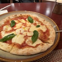 グリル&イタリアン アチェンド - 2種類のモッツァレラチーズで焼き上げたマルゲリータ