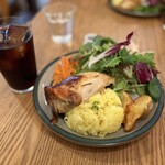 ULUCUS - チキンのプレートとアイスコーヒー